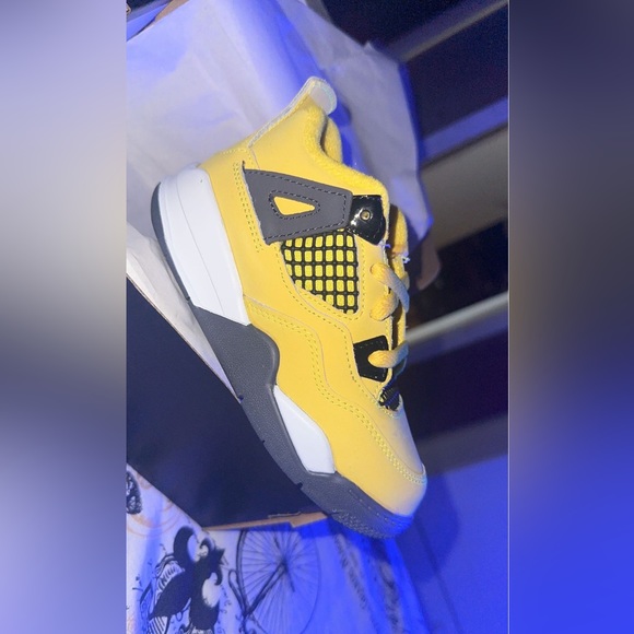 brand new jordan 4’s size 9c